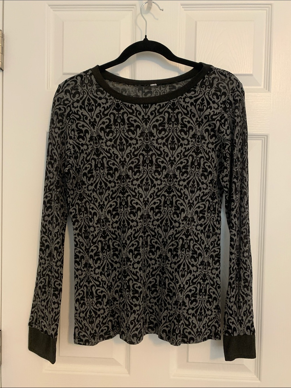 Women's Black & Gray Long-Sleeve Patterned Crew Neck Top